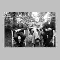 035-0062 Fritz Schlien auf Heimaturlaub in Gundau. Links im Bild Alfred Wittke, rechts Fritz Arendt.jpg
